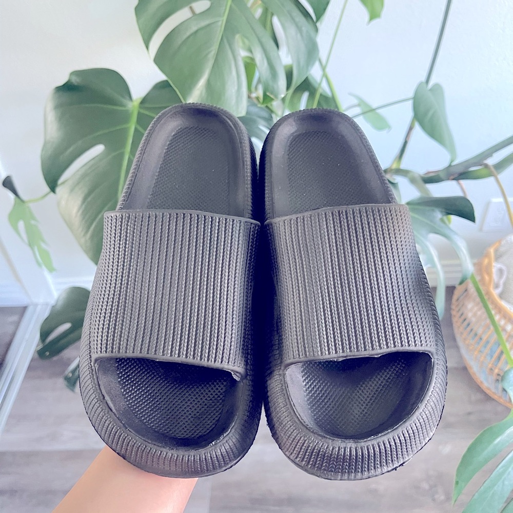 Black Cloud Slides NWOT